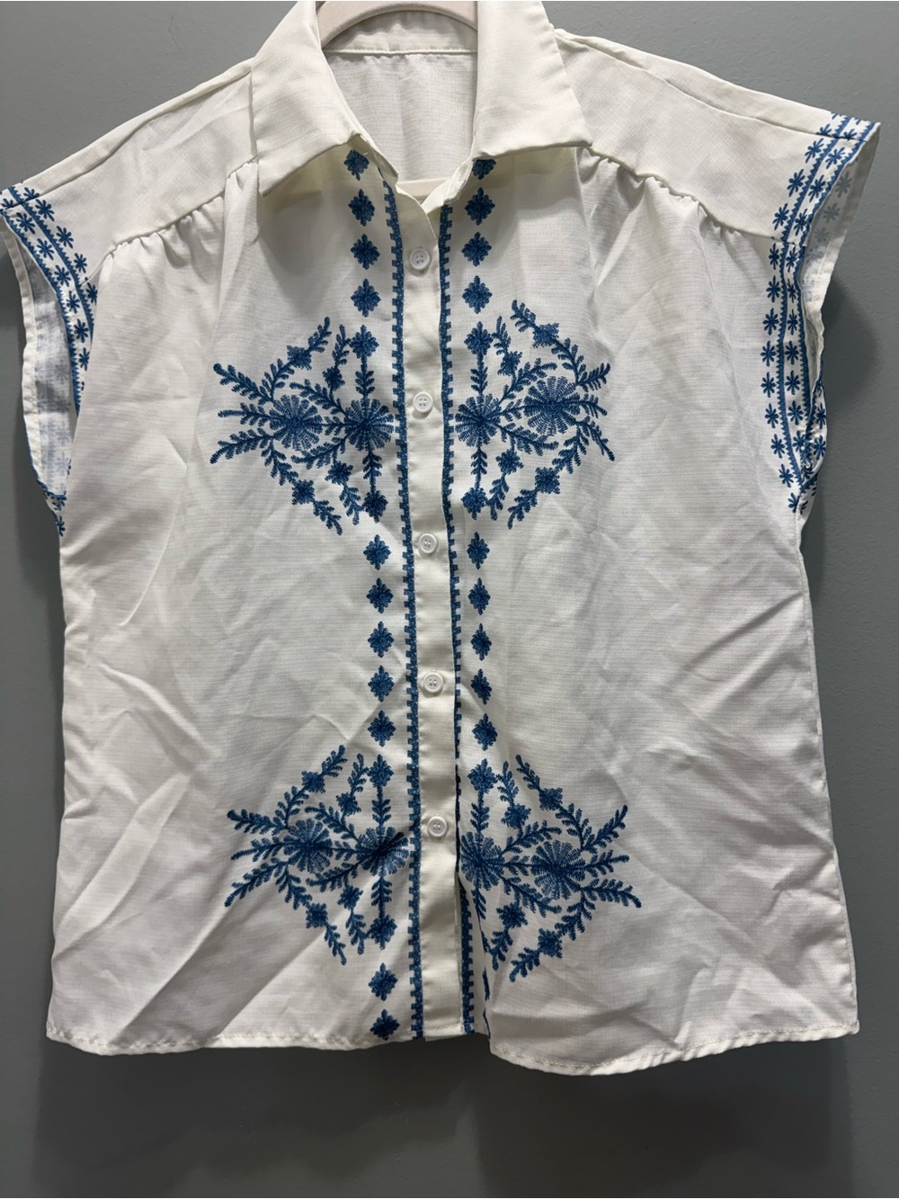 Set White Button-Front Embroidered Cap-Sleeve Top with Blue Motif